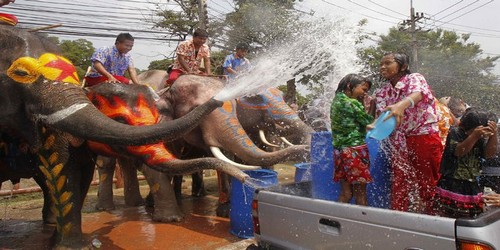 جشن آب پاشی در تایلند