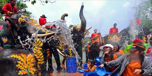 جشن آب پاشی در تایلند